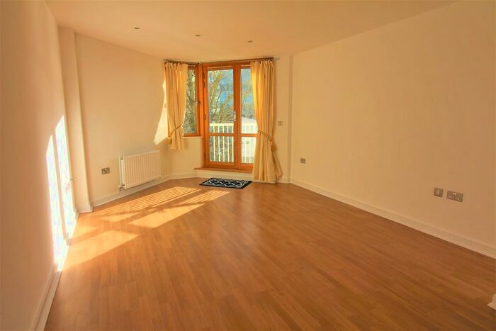 2 Bedroom Apartment To Rent In The Crescent, Hanover Quay, BS1