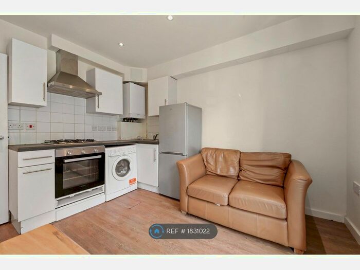 1 Bedroom Flat To Rent In Platinum Court, London Stepney Green, E1
