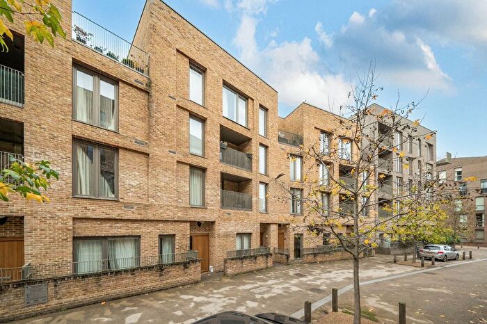 2 Bedroom Flat For Sale In Narrowboat Avenue, Brentford, TW8