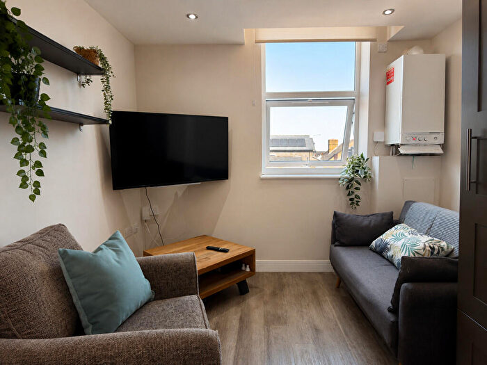 3 Bedroom Apartment To Rent In Flat B, Charnwood Grove, NG2