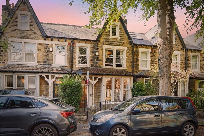 3 Bedroom Flat For Sale In Oakwood Drive, Leeds, LS8