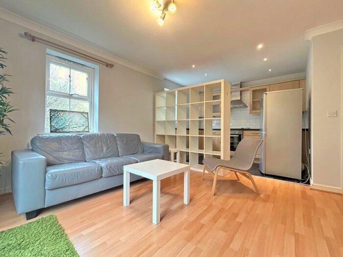 2 Bedroom Flat To Rent In Caraway Court, Meanwood, Leeds, LS6
