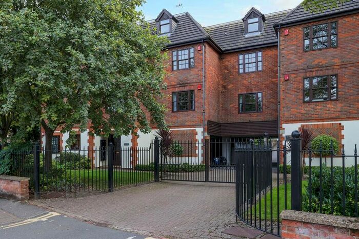 1 Bedroom Flat To Rent In Princes Road, Weybridge, KT13