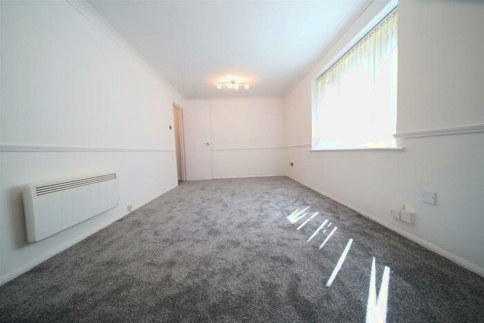 1 Bedroom Flat To Rent In Silverfield, Broxbourne, EN10