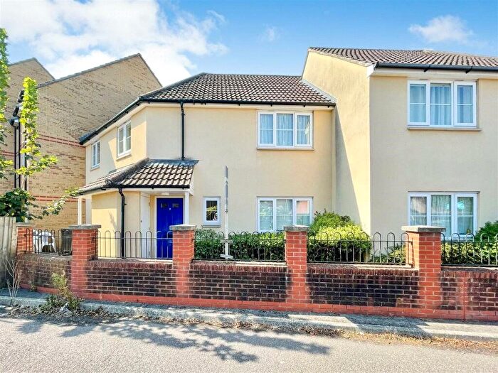 2 Bedroom Flat To Rent In Pollards Way, Taunton, Somerset, TA1