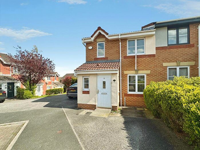 3 Bedroom Semi Detached House For Sale In Elsworth Close, Radcliffe. Manchester, M26