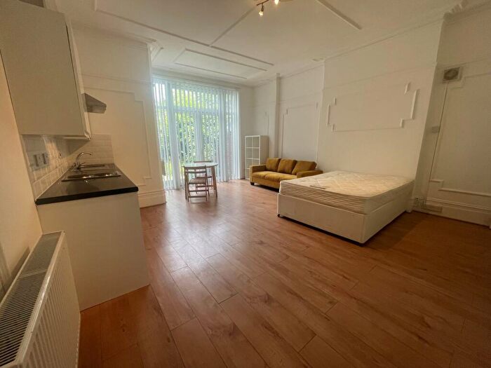 Flat To Rent In Manstone Road, Kilburn, NW2