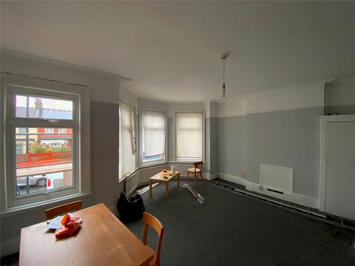 2 Bedroom Flat To Rent In Brownlow Road, London, N11