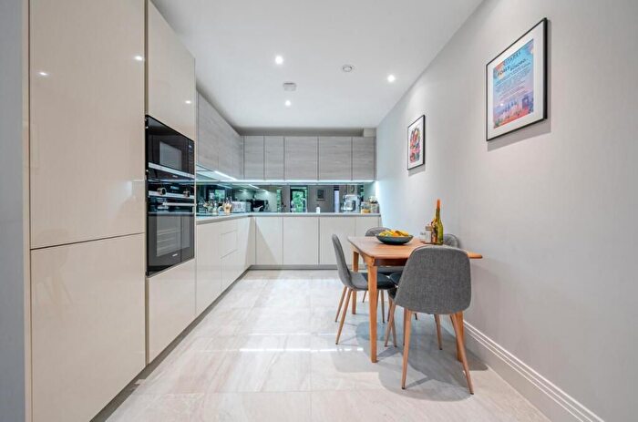 2 Bedroom Flat For Sale In Vicarage Mews, Leeds, LS5
