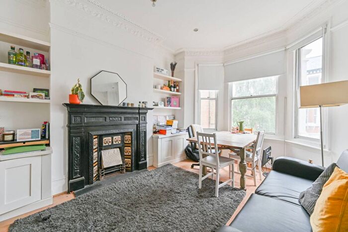 2 Bedroom Flat To Rent In Kenwyn Road, Clapham, London, SW4