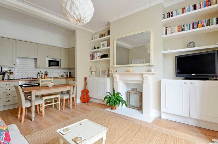 2 Bedroom Flat To Rent In Beatty Road, Stoke Newington, London, N16