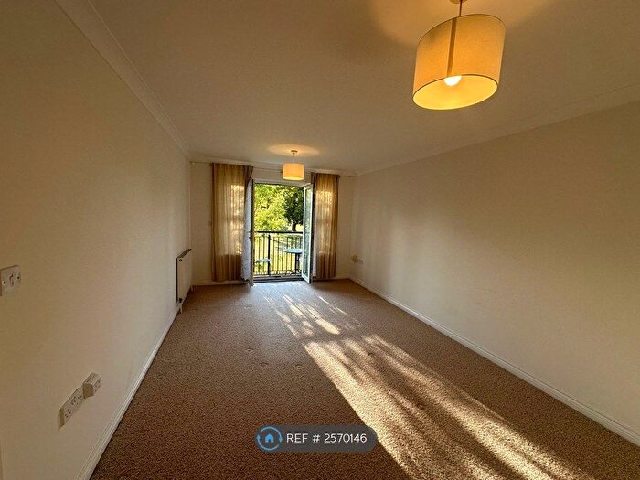 2 Bedroom Flat To Rent In Cobham Close, Enfield, EN1