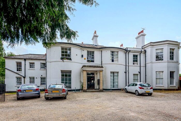 3 Bedroom Flat To Rent In St. Andrews House, Reading, RG30