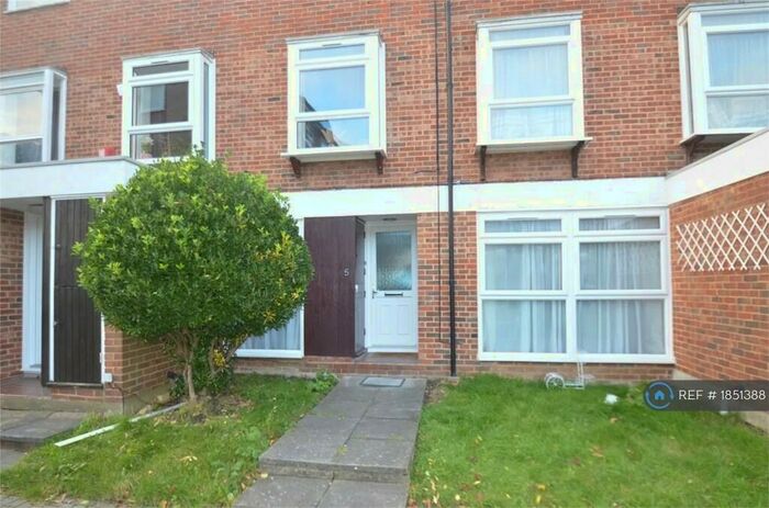 2 Bedroom Flat To Rent In Cotelands, Croydon, CR0