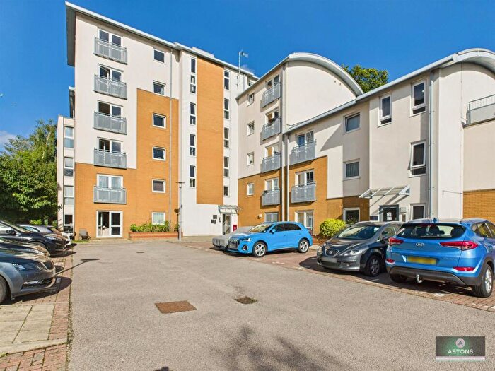 1 Bedroom Flat For Sale In Trafalgar Gardens, Pound Hill, RH10