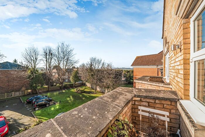 2 Bedroom Flat For Sale In Windmill Hill, Enfield, EN2