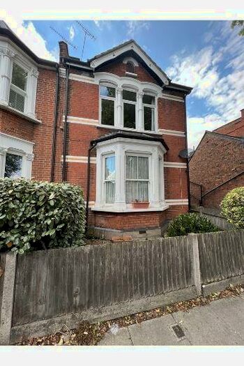 2 Bedroom Flat To Rent In Chase Side, Enfield, EN2