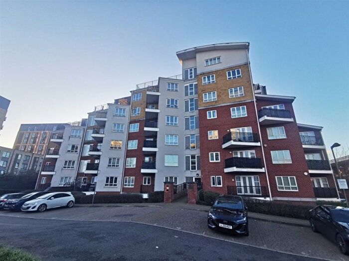 2 Bedroom Flat For Sale In The Gateway, Watford, WD18
