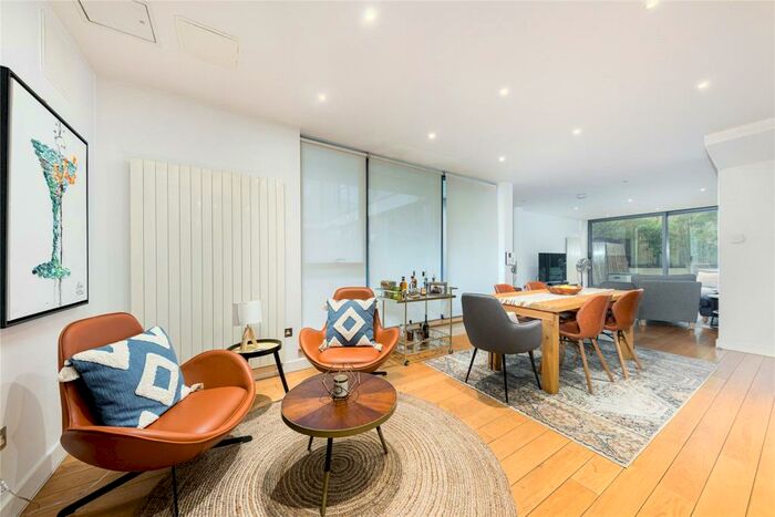 2 Bedroom Flat To Rent In Goswell Road, Islington, London, EC1V