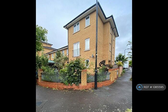 4 Bedroom Semi-Detached House To Rent In Brinkworth Way, London, E9