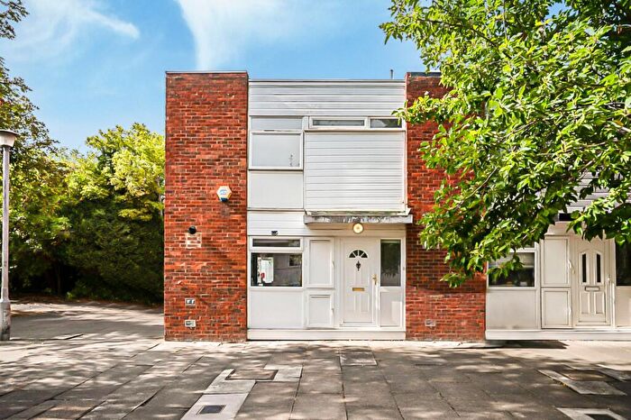 3 Bedroom End Of Terrace House For Sale In Brierley Close, London, SE25