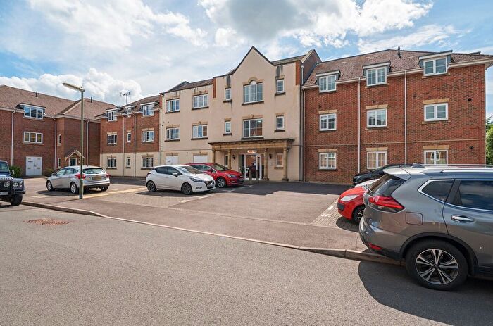 3 Bedroom Flat For Sale In Spiro Close, Pulborough, RH20