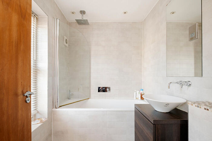 2 Bedroom Flat For Sale In Albion Drive, London, E8