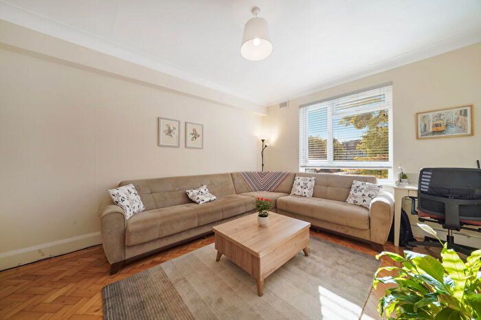 3 Bedroom Flat For Sale In Green Lanes, London, N21