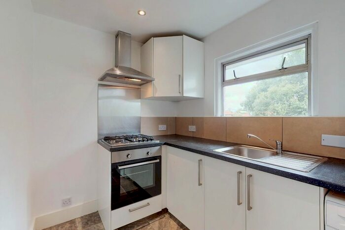 2 Bedroom Flat To Rent In The Vale, London, NW11