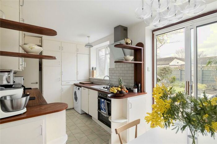 2 Bedroom Apartment To Rent In Burbage Road, London, SE24