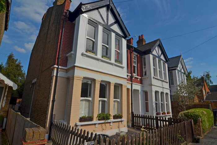 2 Bedroom Flat To Rent In Sunnyside Road, Teddington, Middlesex, TW11