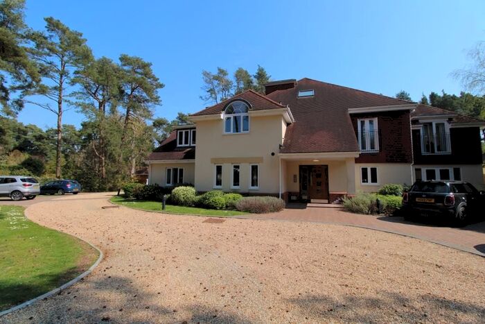 2 Bedroom Flat To Rent In New Road, Ferndown, BH22