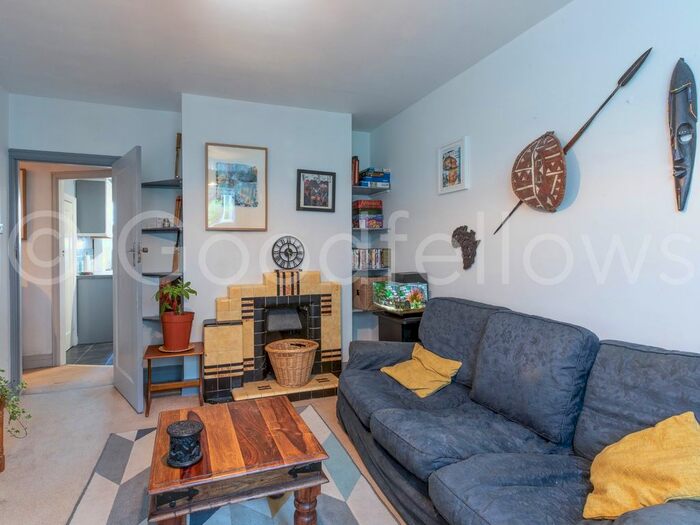 2 Bedroom Flat To Rent In Morden Court, Morden, SM4