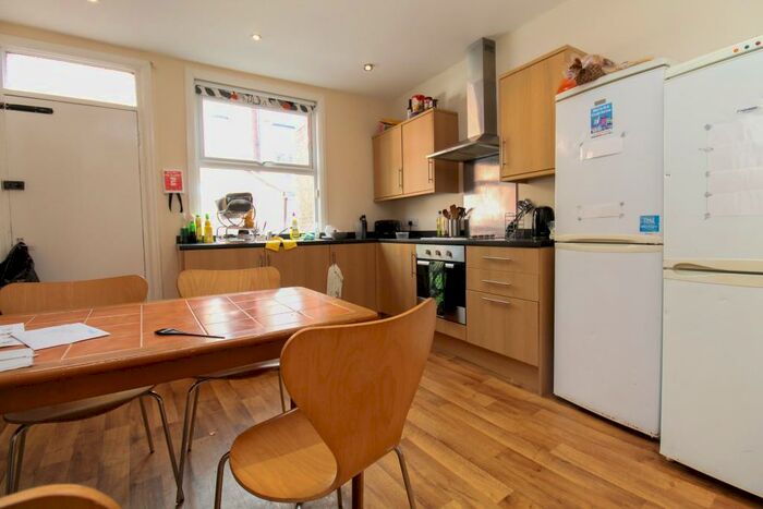 4 Bedroom Semi-Detached House To Rent In Headingley Avenue, LS6