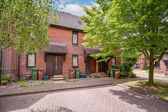 2 Bedroom Maisonette To Rent In Shott Close, Sutton, SM1