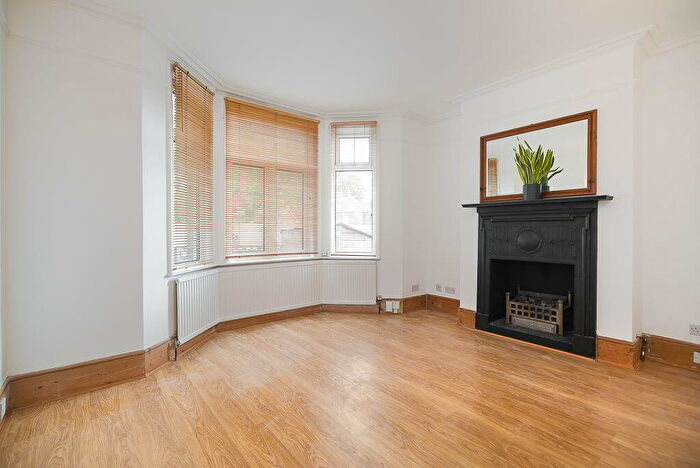 2 Bedroom Apartment To Rent In North Worple Way, SW14