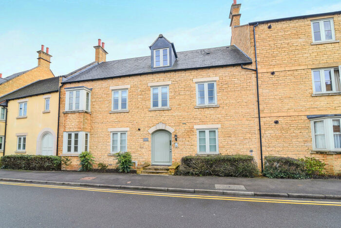 2 Bedroom Flat To Rent In Coachmans Court, Moreton-In-Marsh, GL56