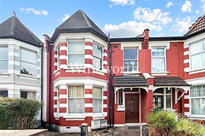 2 Bedroom Apartment For Sale In Eaton Park Road, London, N13
