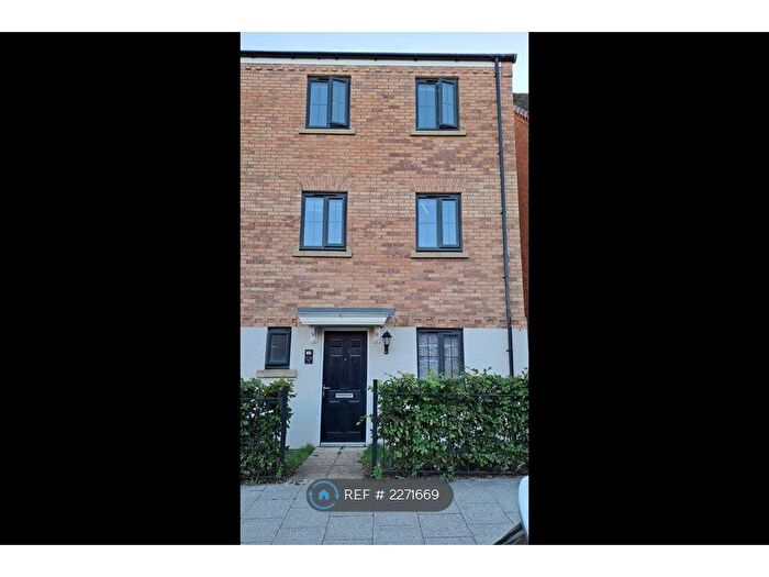 4 Bedroom Semi-Detached House To Rent In The Avenue, Corby, NN17