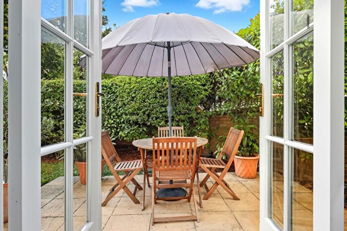 2 Bedroom Apartment For Sale In The Drive, London, E18