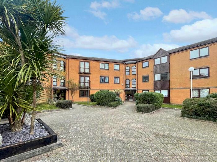 1 Bedroom Flat To Rent In Westgate Court, Waltham Cross, EN8