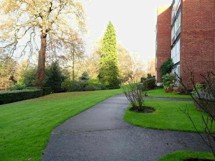 2 Bedroom Flat To Rent In Berkeley Court, Weybridge, KT13