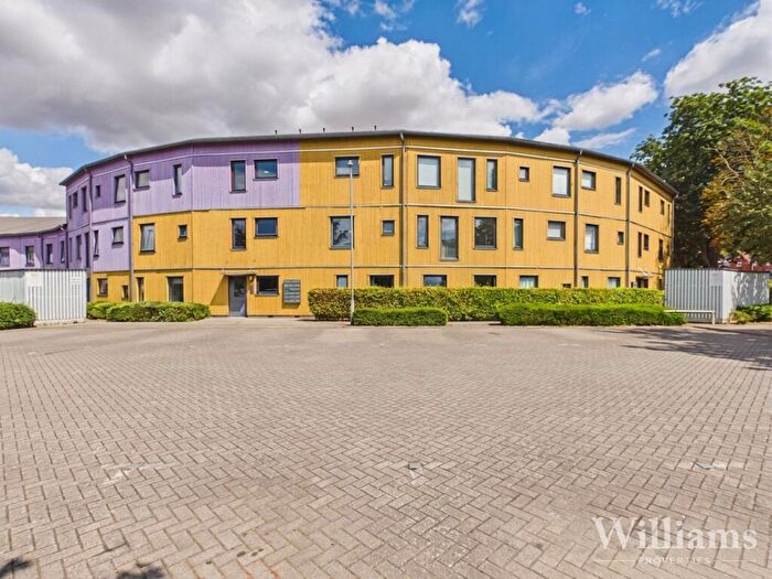 2 Bedroom Flat For Sale In The Serpentine, Aylesbury, HP19