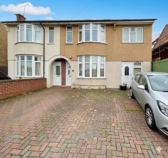 6 Bedroom End Terrace House For Sale In St. Margarets Avenue, Luton, Bedfordshire, LU3