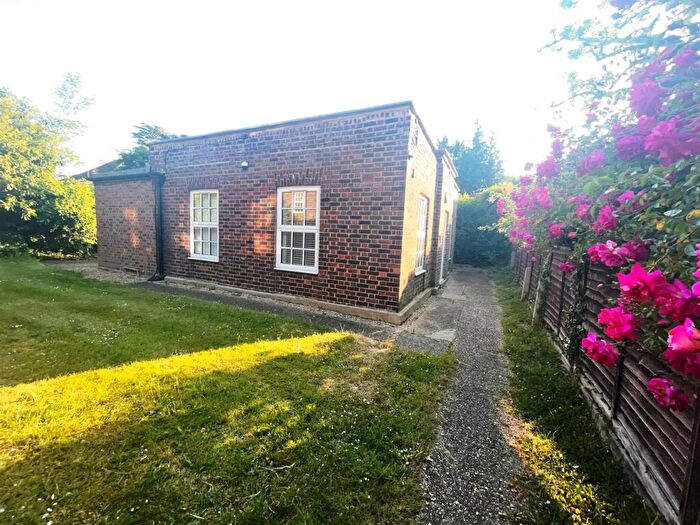 3 Bedroom Bungalow For Sale In Bramford Court, High Street, N14