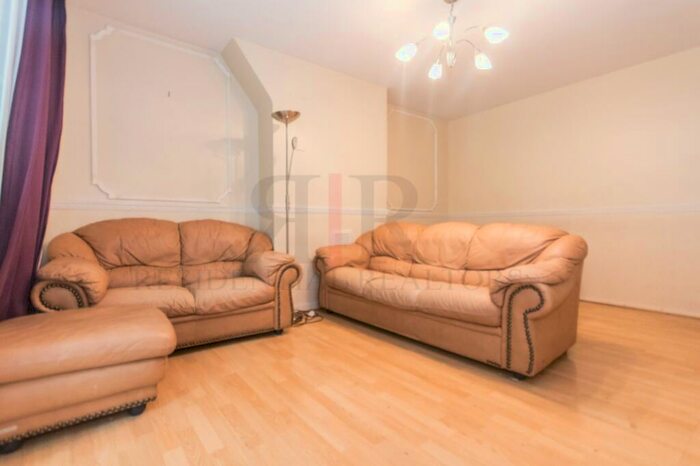 2 Bedroom Apartment To Rent In Kinglake Estate, London, SE17