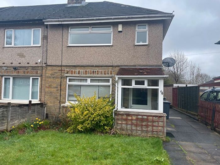 3 Bedroom Town House To Rent In Bull Royd Lane, Bradford, West Yorkshire, BD8