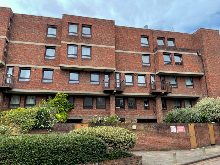 3 Bedroom Flat To Rent In More Close, Hammersmith / Barons Court, London, W14
