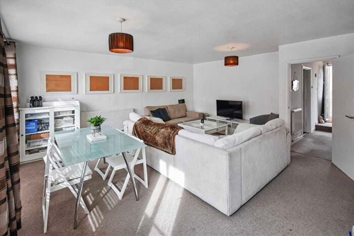 3 Bedroom Flat To Rent In Chiswick Terrace, London, Chiswick, W4