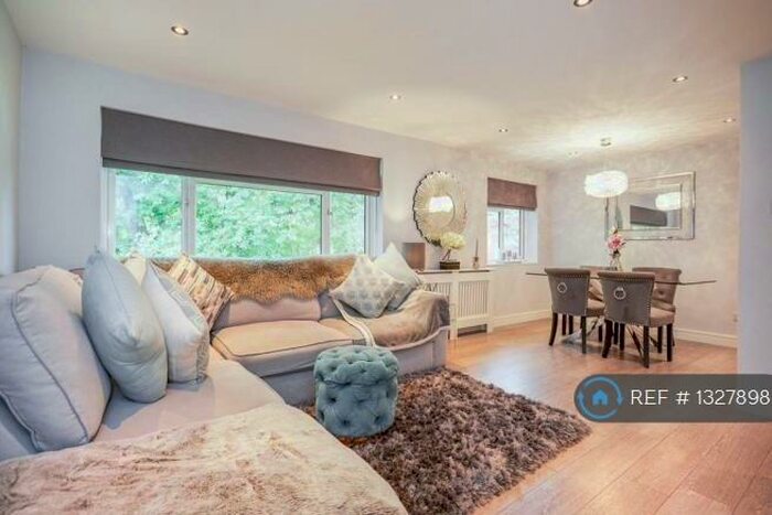 3 Bedroom Flat To Rent In Wrotham House, Beckenham, BR3